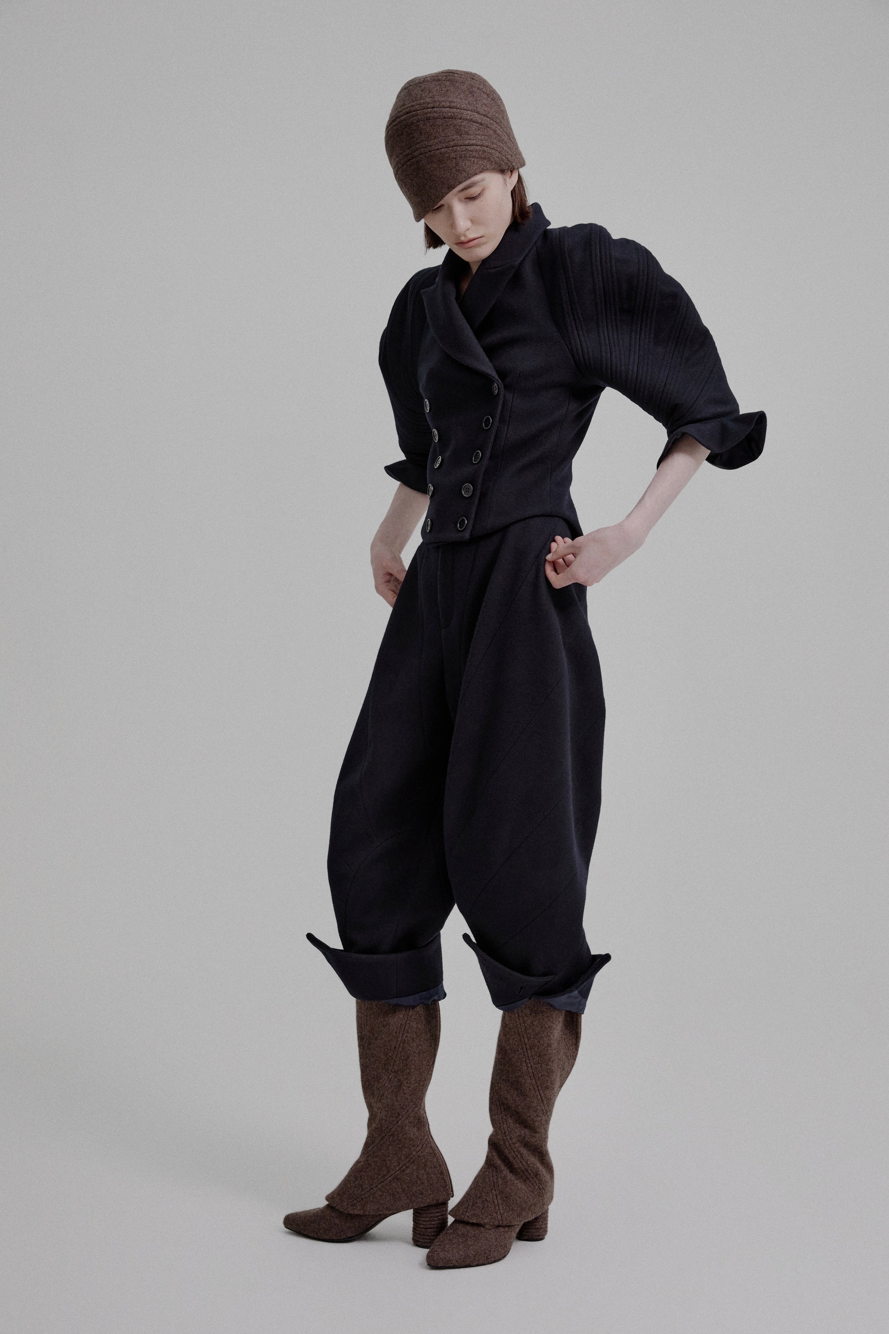 Diagonal volume cropped trousers